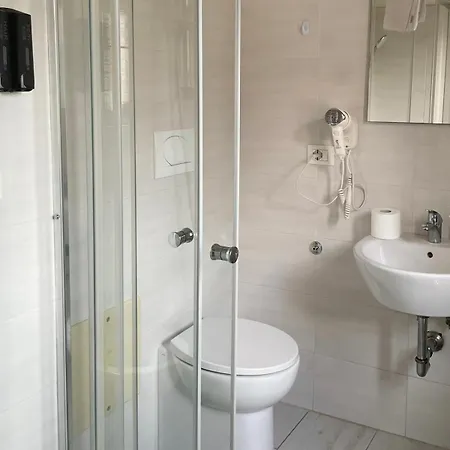 Confortini Sunday 招待所